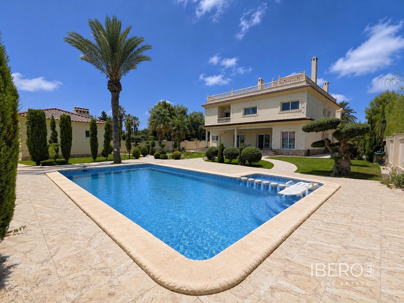 Prodej domu 572 m² s pozemkem 1 313 m²