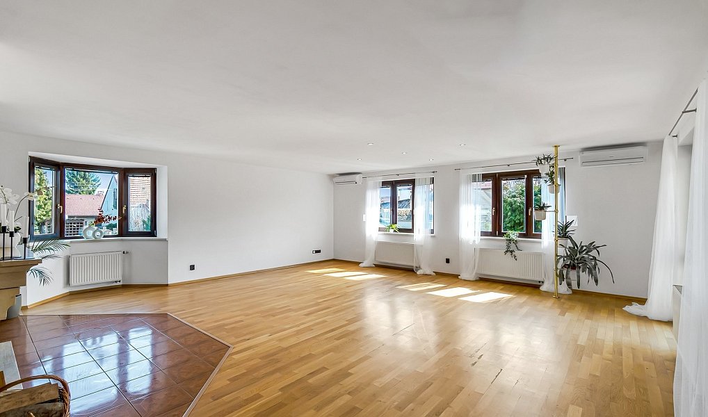 Prodej domu 286 m² s pozemkem 722 m², Veleň – náhled fotky 3