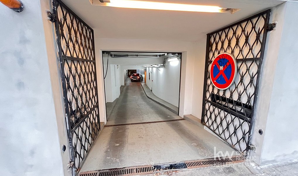 Pronájem garážového stání 11 m2, Praha – náhled fotky 12