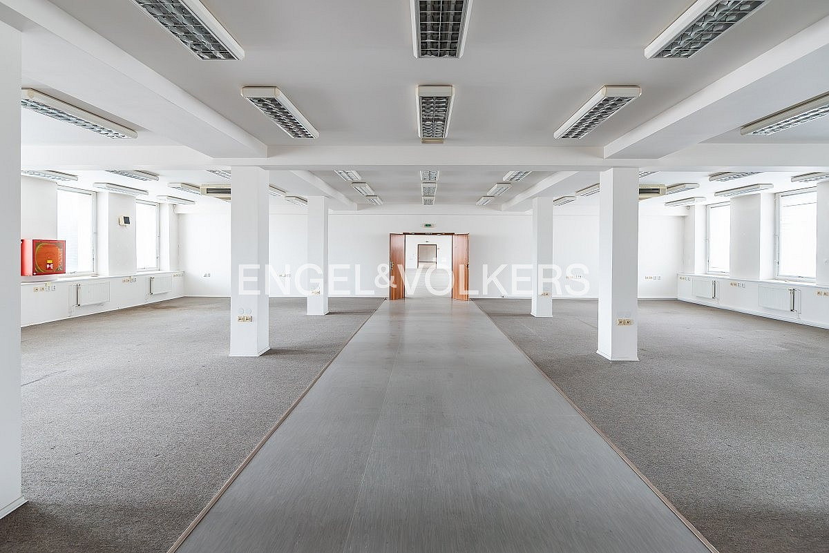 Pronájem skladovacích prostor 4 385 m² – fotografie 2