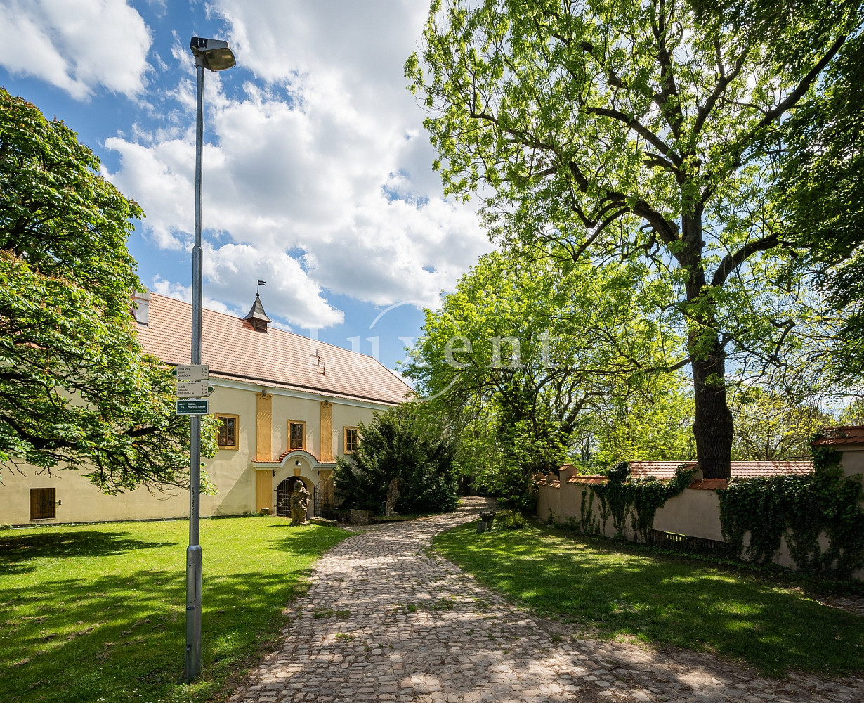 Prodej domu 2 500 m² s pozemkem 6 302 m² — photo 4