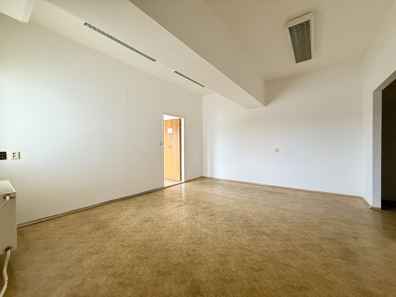 Pronájem kanceláře 58 m² — photo 3