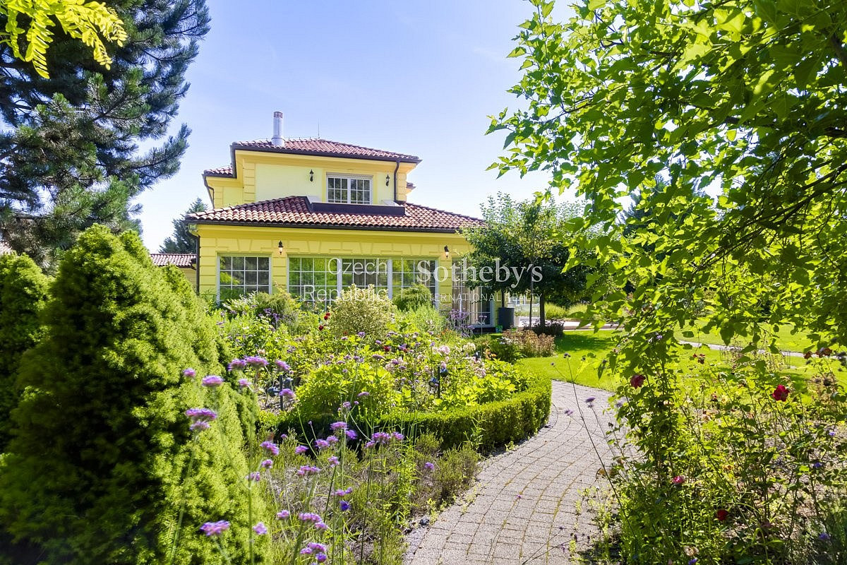 Prodej domu 1 088 m² s pozemkem 4 906 m² — photo 2