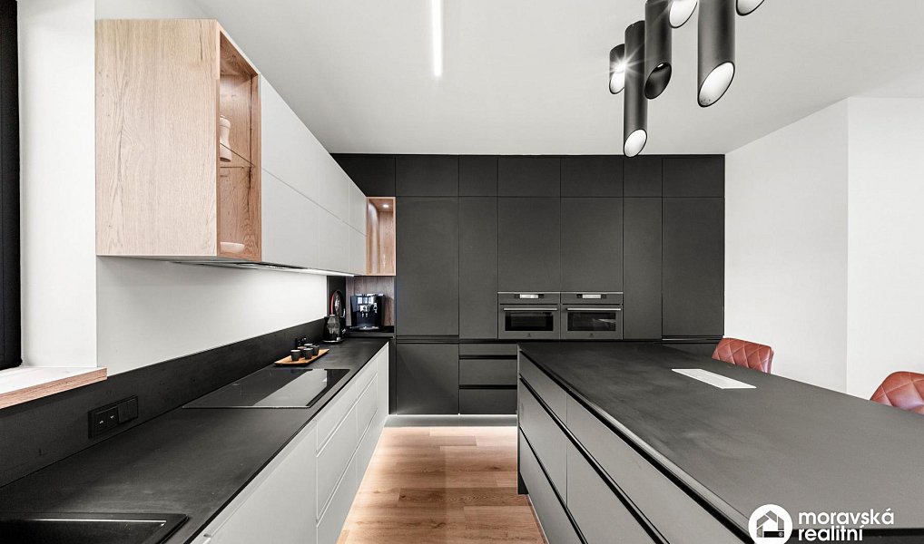 Prodej domu 199 m² s pozemkem 700 m², Hajany – náhled fotky 3