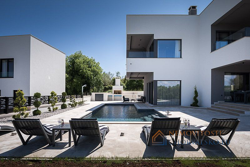 Prodej domu 220 m² s pozemkem 670 m² - Widok 2