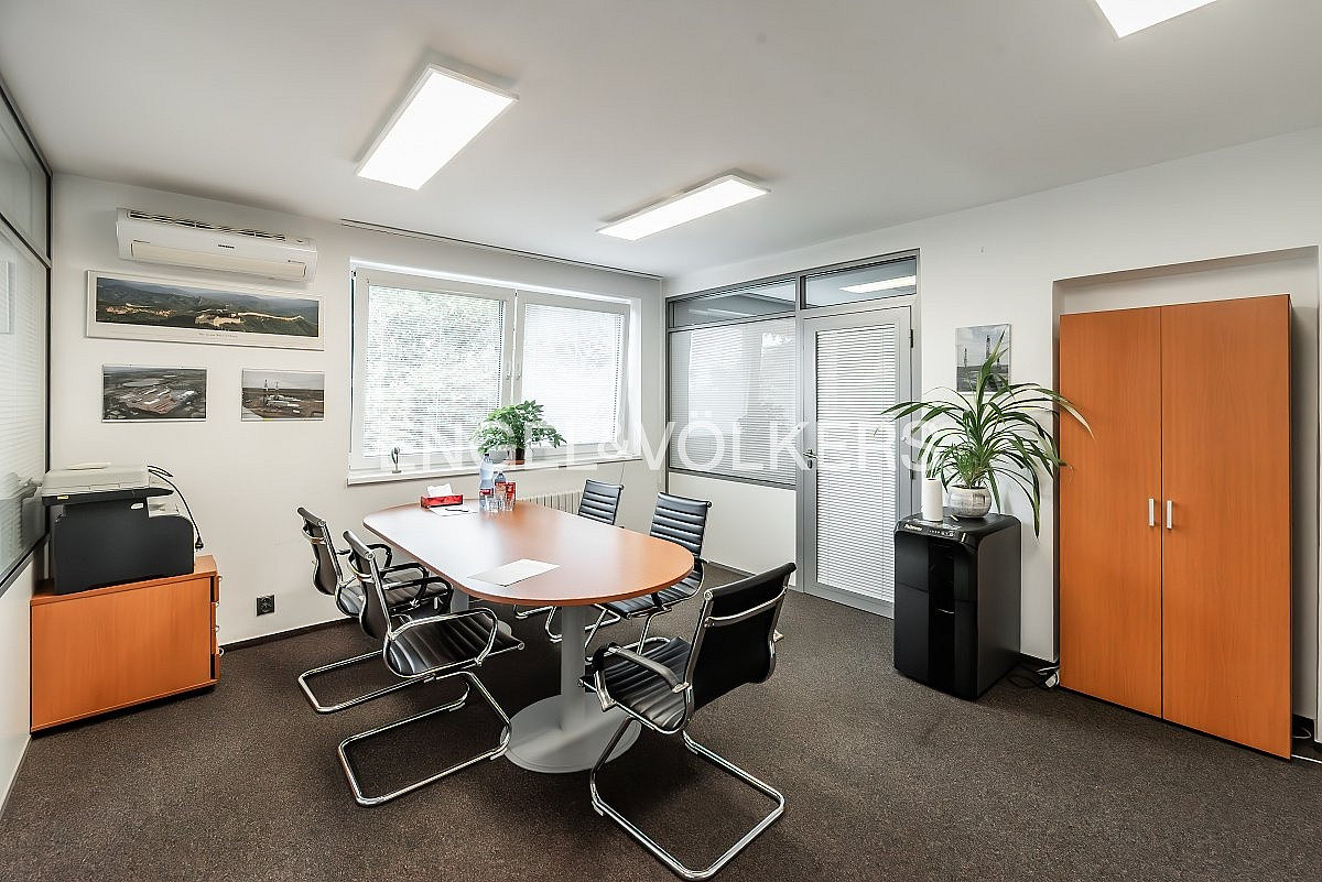 Pronájem kanceláře 700 m² – fotografie 3