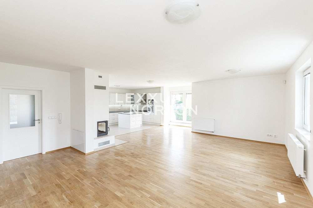 Pronájem domu 400 m² s pozemkem 10 000 m²