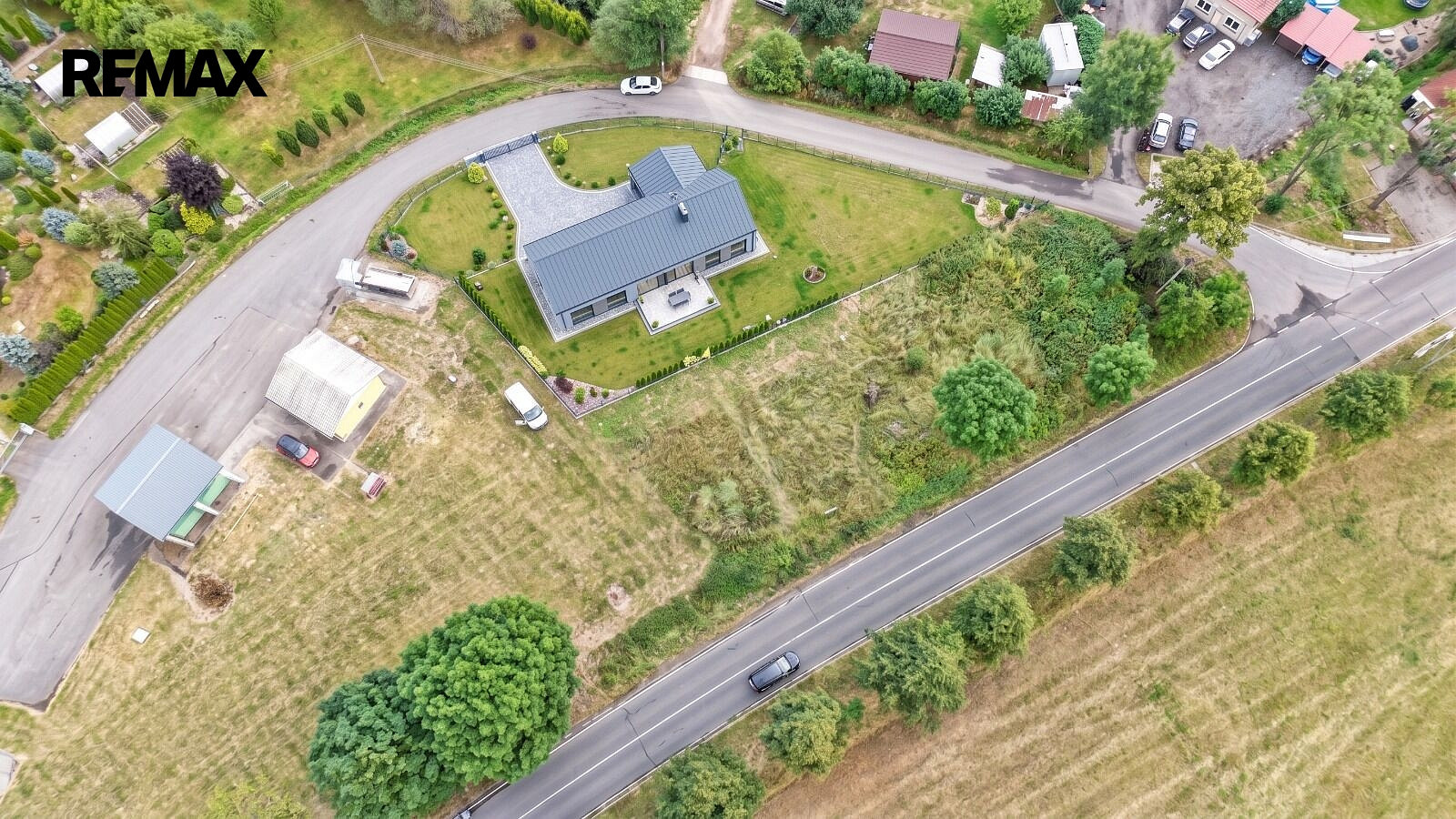 Prodej stavebního pozemku 2 108 m² – fotografie 2