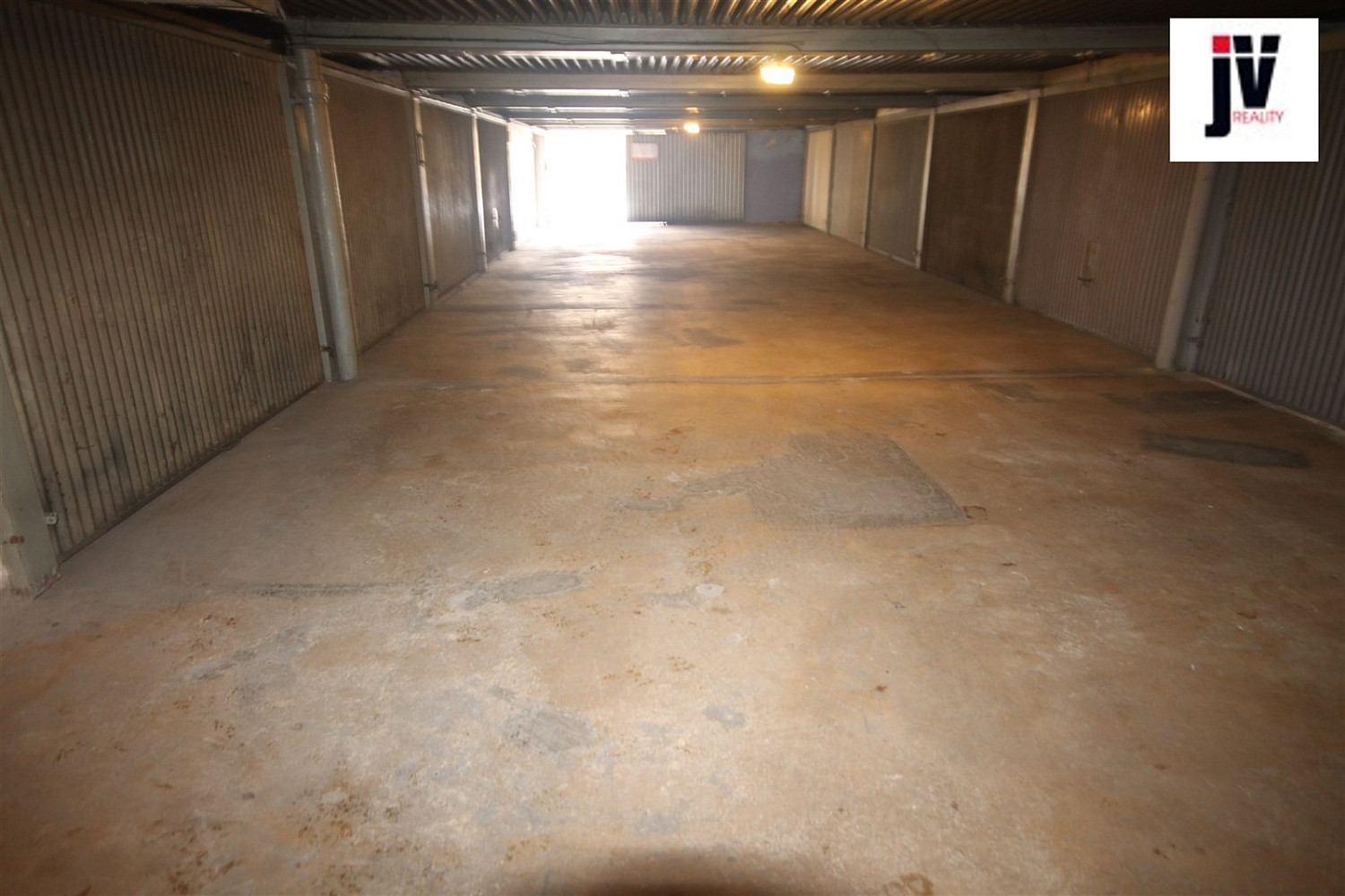 Předmětem k pronájmu je garáž o výměře cca 15 m2 (5,3 m x 2,8 m) v klidné části Plzně na Jižním – fotografie 4