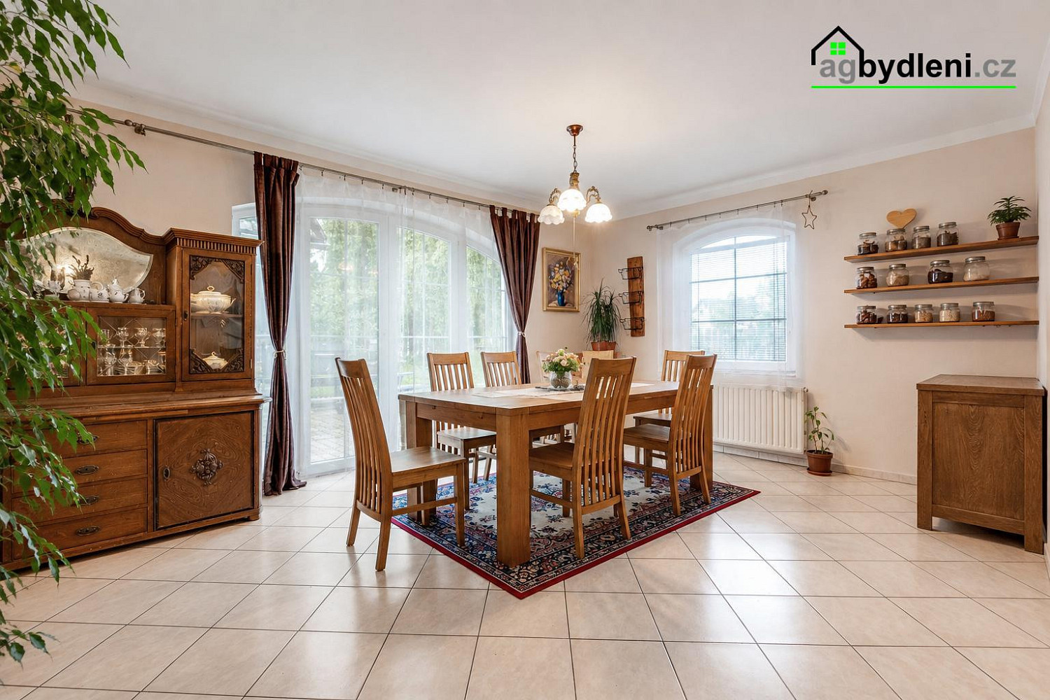 Prodej domu 280 m² s pozemkem 622 m² – fotografie 2