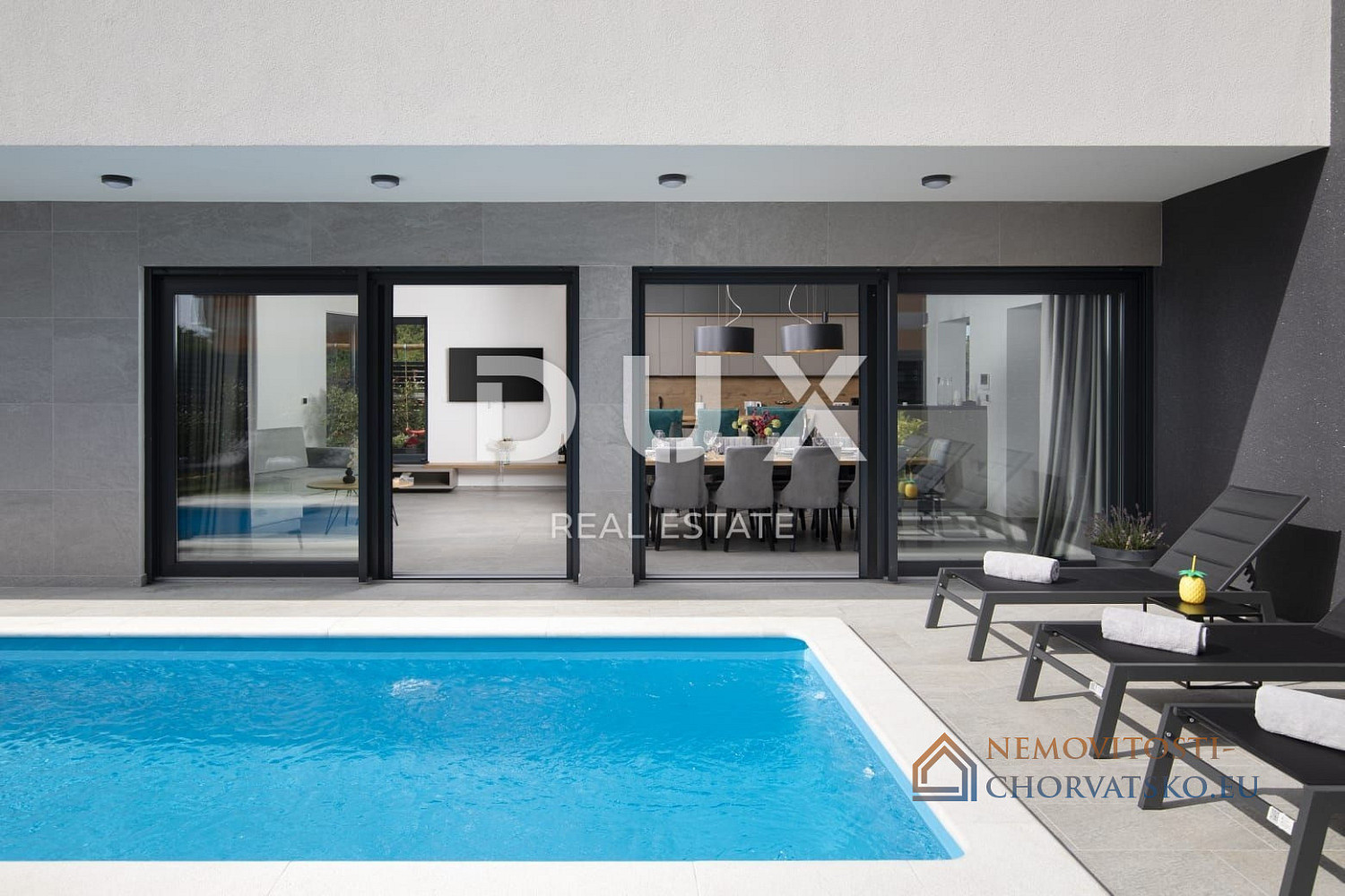 Prodej domu 300 m² s pozemkem 600 m² - Widok 2