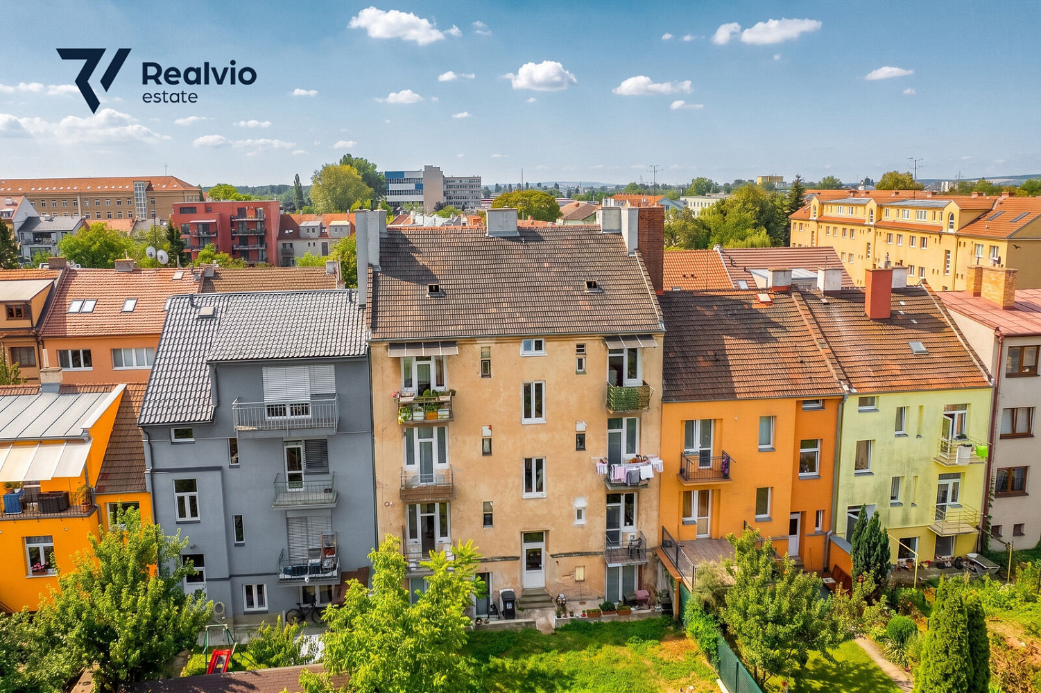 Prodej půdního prostoru s projektem výstavby 2 bytových jednotek