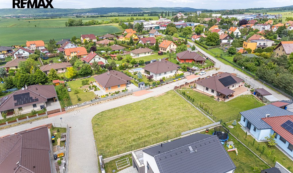 Prodej stavebního pozemku 810 m², Hostomice – náhled fotky 2