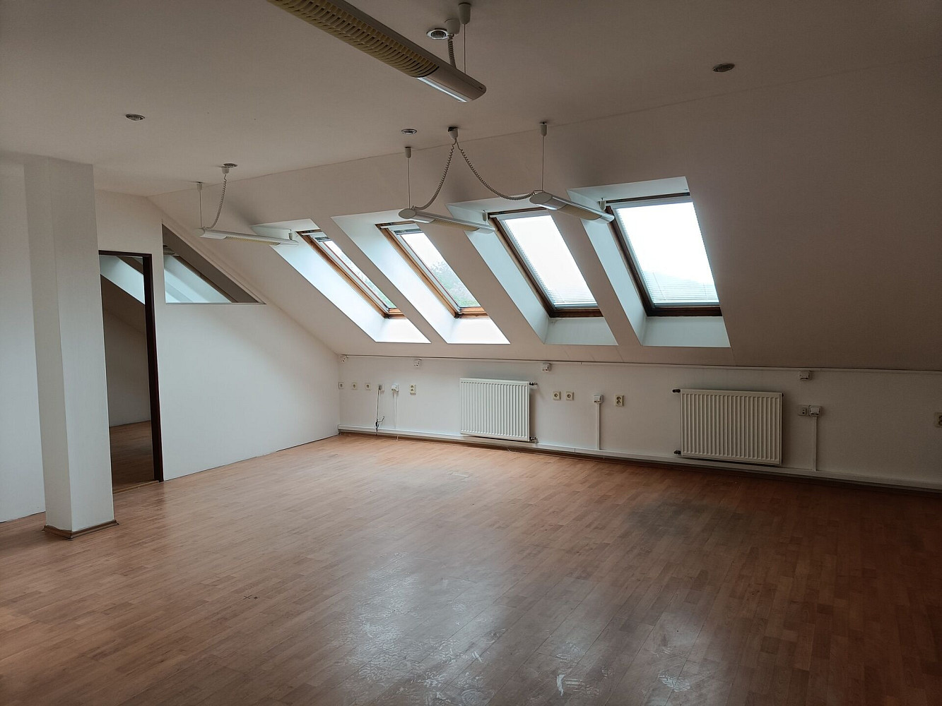 Pronájem kanceláře 252 m² – fotografie 4