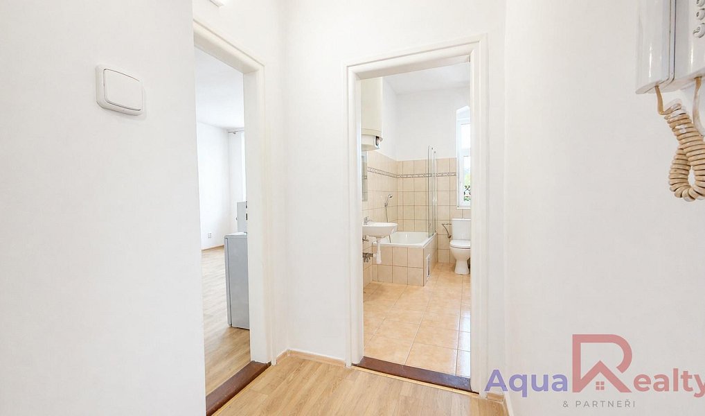 Pronájem bytu 1+kk 26 m², Karlovy Vary – náhled fotky 2