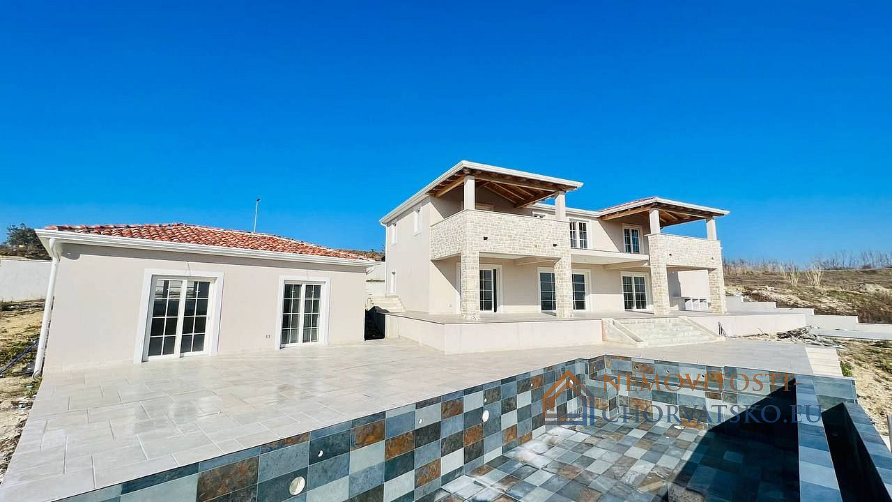 Prodej domu 300 m² s pozemkem 1 200 m² - Widok 2