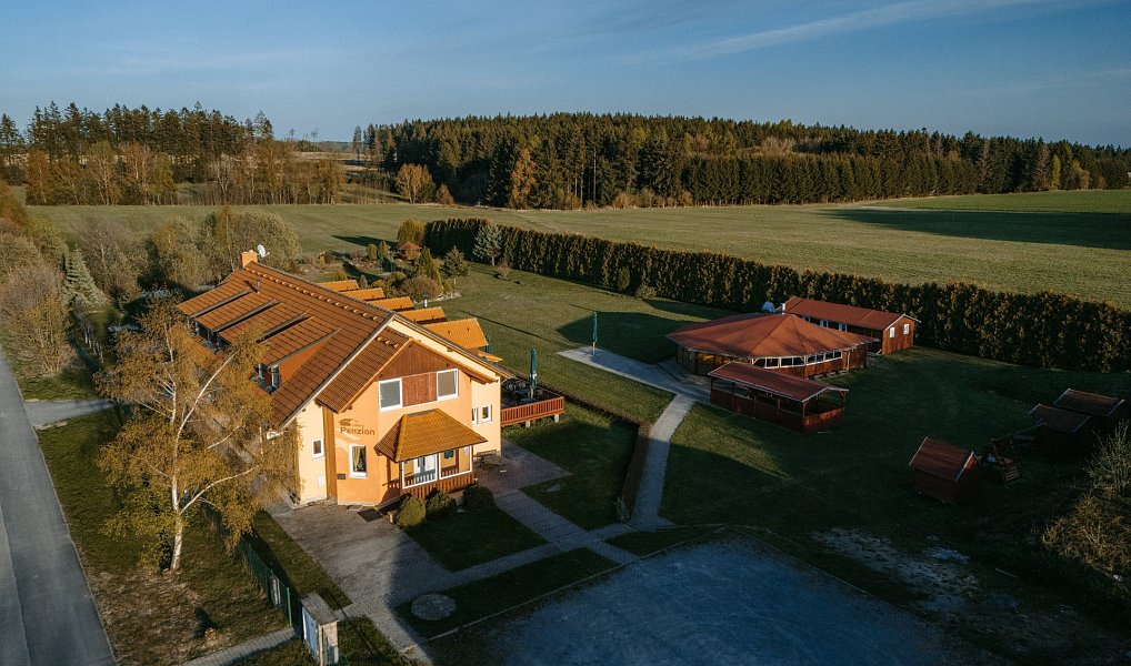 Prodej ubytovacího objektu 280 m², Suchý – náhled fotky 2