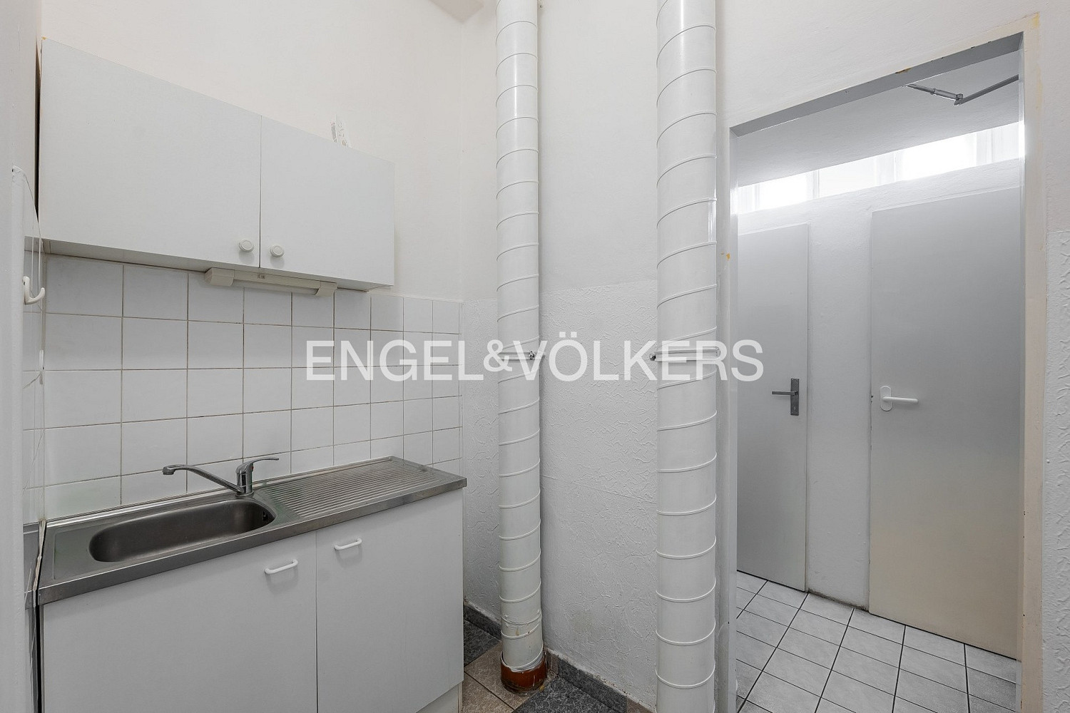 Pronájem kanceláře 58 m² – fotografie 4