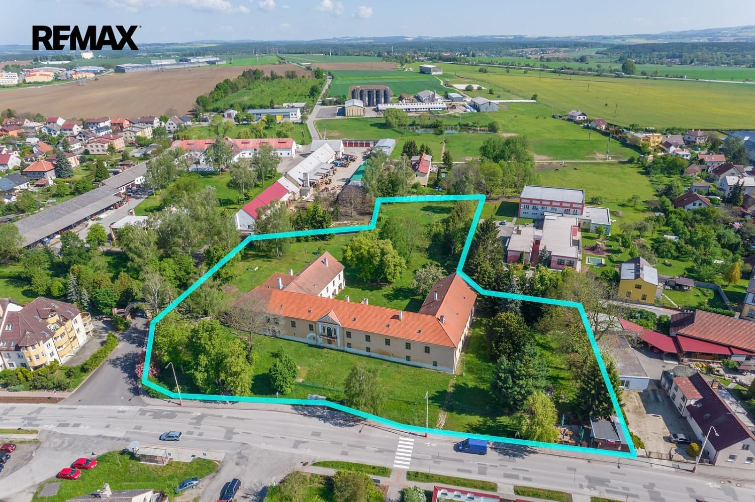 Prodej komerčního objektu (jiného typu) 2 200 m²
