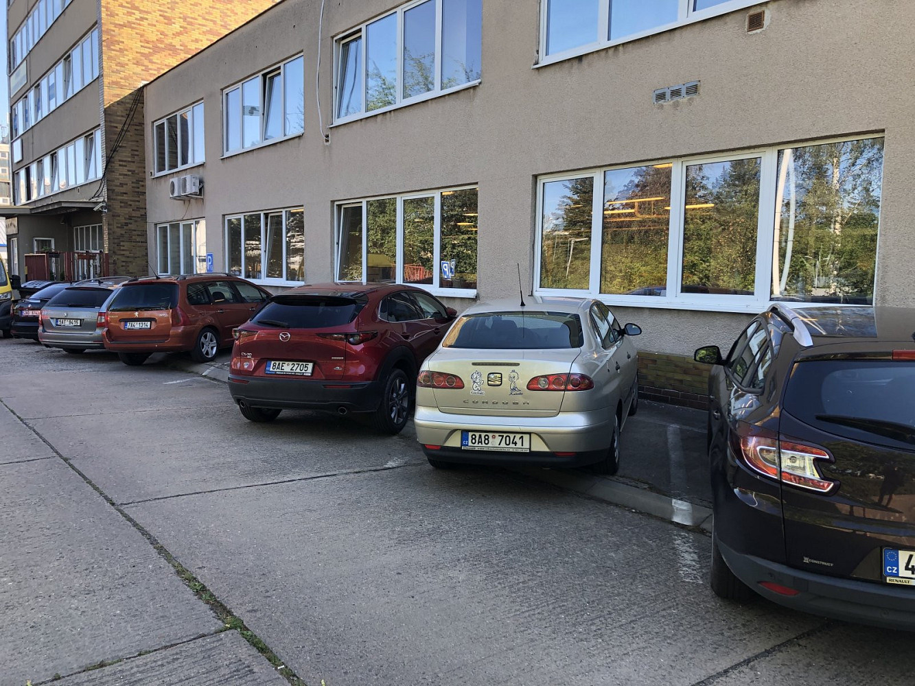 Pronájem venkovních parkovacích stání v ulici služeb, praha 10 - strašnice — photo 2
