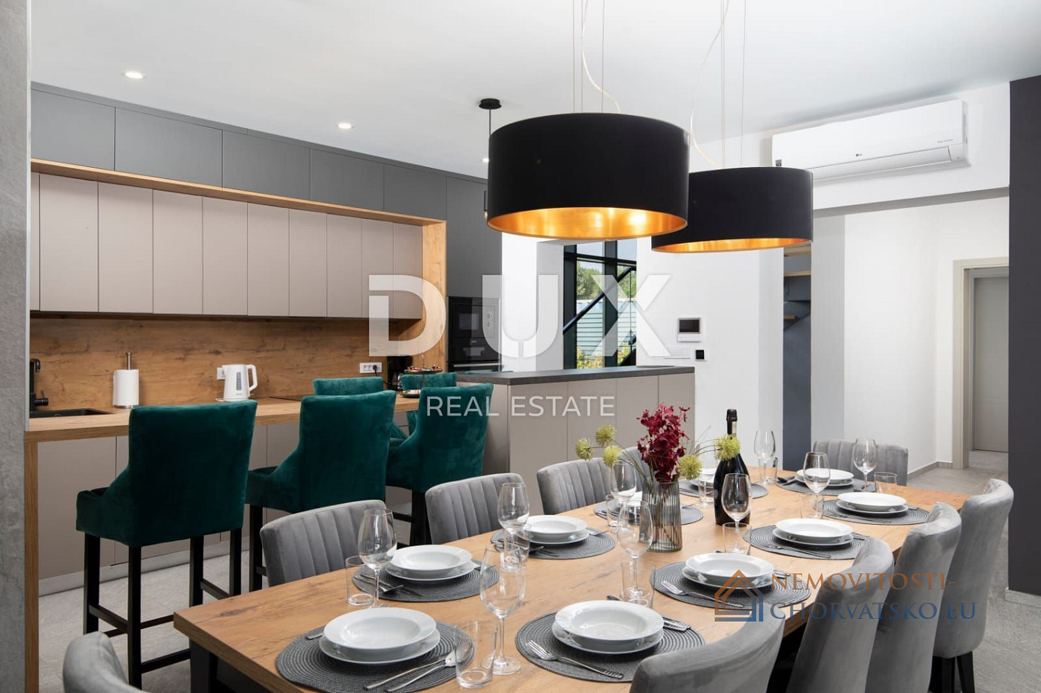 Prodej domu 300 m² s pozemkem 600 m² - Więcej