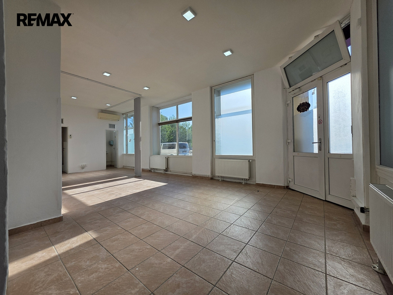 Pronájem obchodních prostor 53 m² – pohled 4
