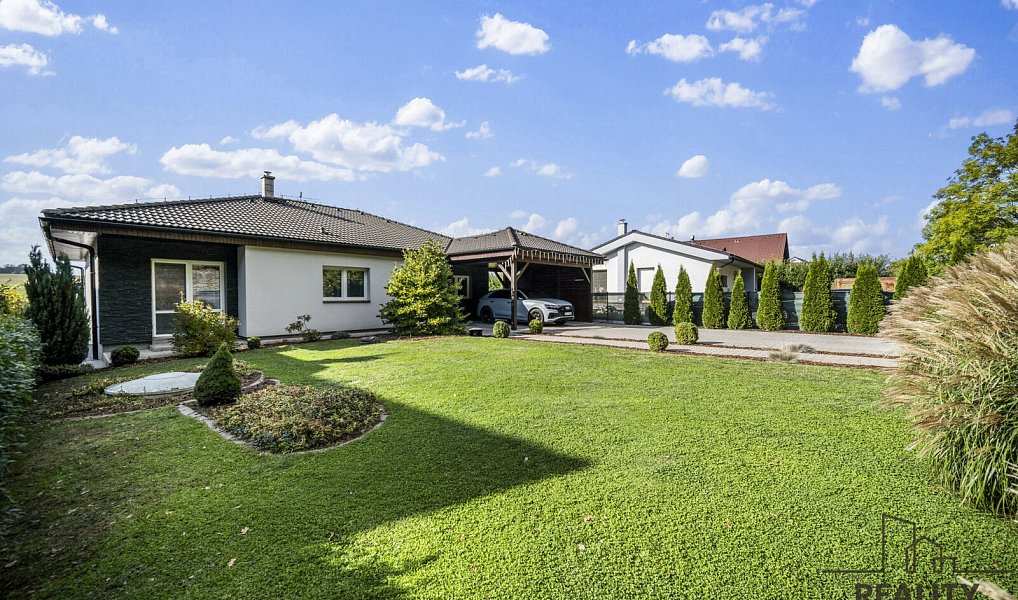Prodej domu 200 m² s pozemkem 1 061 m², Choltice – náhled fotky 2