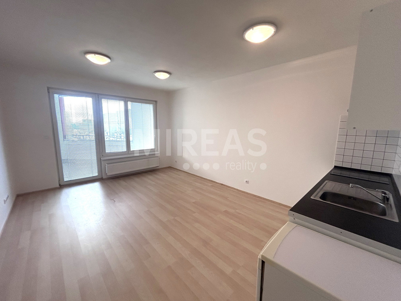Pronájem bytu 1+kk 38 m² – fotografie 3