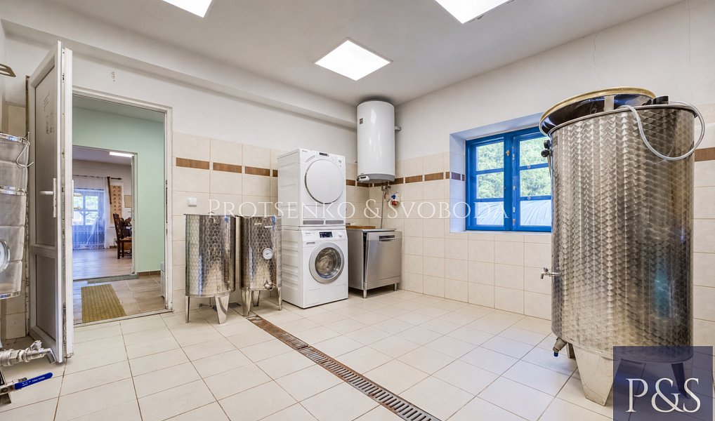 Prodej ubytovacího objektu 300 m², Lhenice – náhled fotky 26