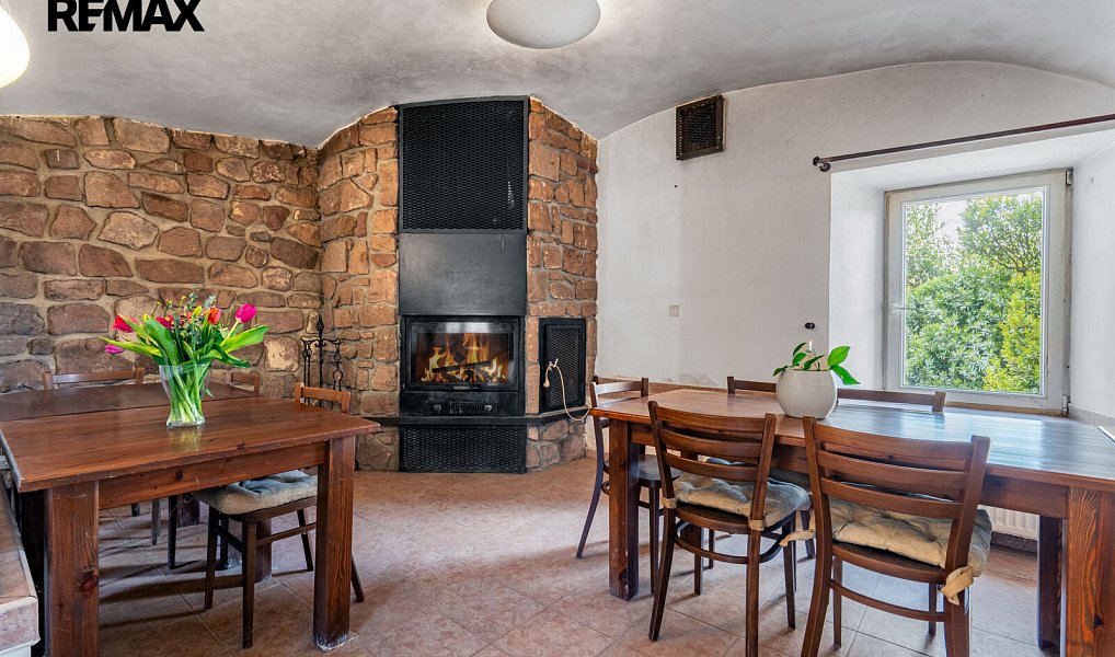 Prodej zemědělského objektu 951 m², Hluboké Dvory – náhled fotky 5