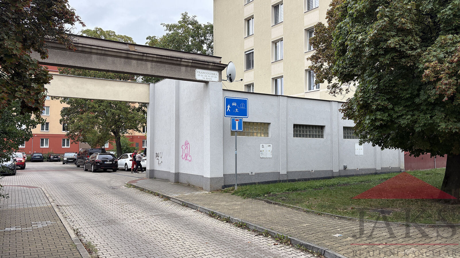 Plzeň - Slovany Francouzská tř. řadová vysoká garáž 28 m2 s el. vraty – fotografie 5