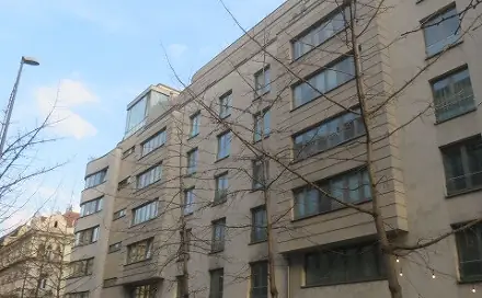 Dražba spoluvlastnického podílu ve výši 4893/13440 na nebytovém prostoru v Praze, Praha