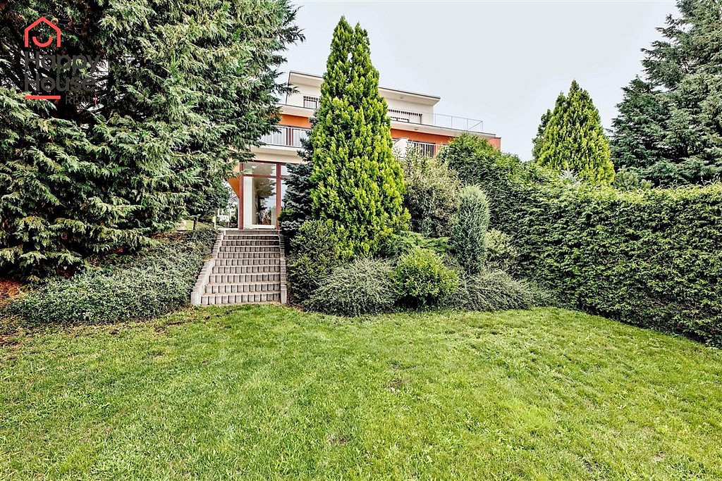 Pronájem domu 260 m² s pozemkem 1 000 m²