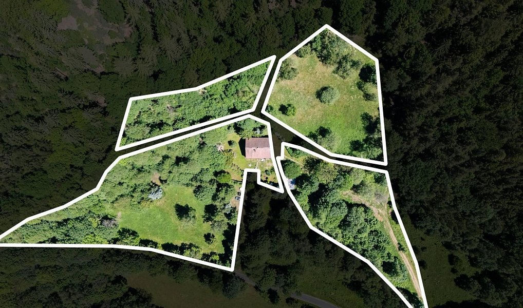 Prodej domu 320 m² s pozemkem 16 394 m², Místo – náhled fotky 2