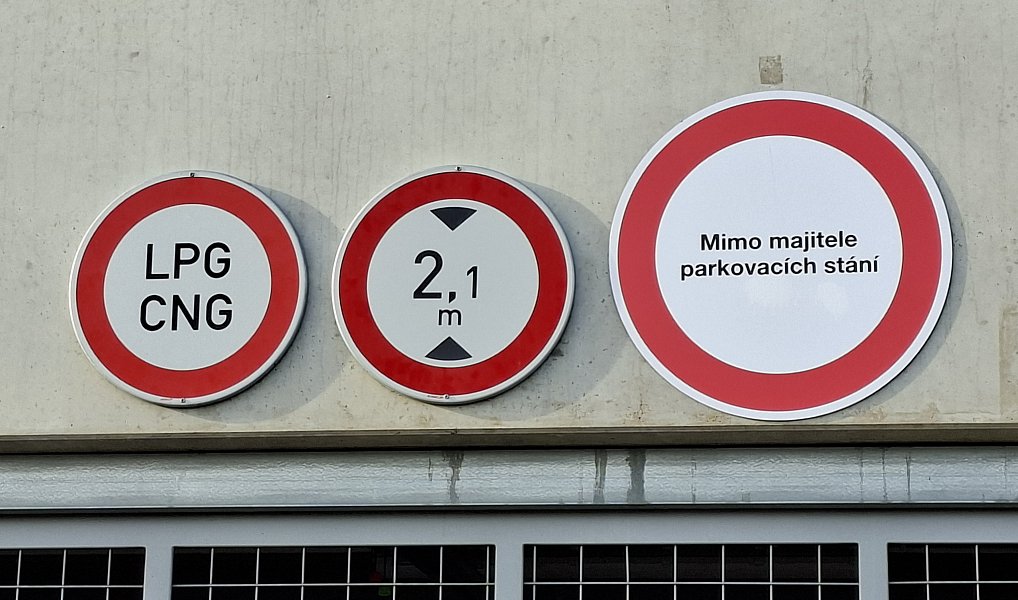 Pronájem krytého garážového stání 12,5m2, Praha 9 - ul. Bryksova, Praha – náhled fotky 2