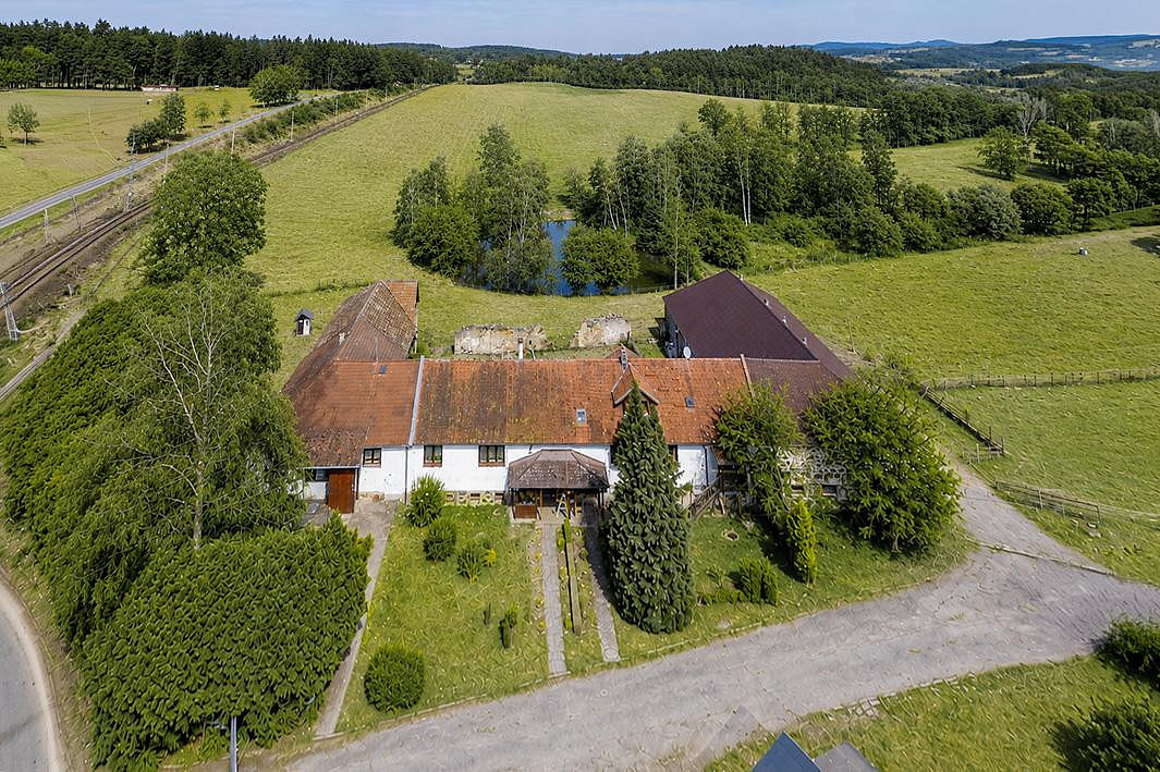 Prodej domu 1 072 m² s pozemkem 1 739 m² – fotografie 2