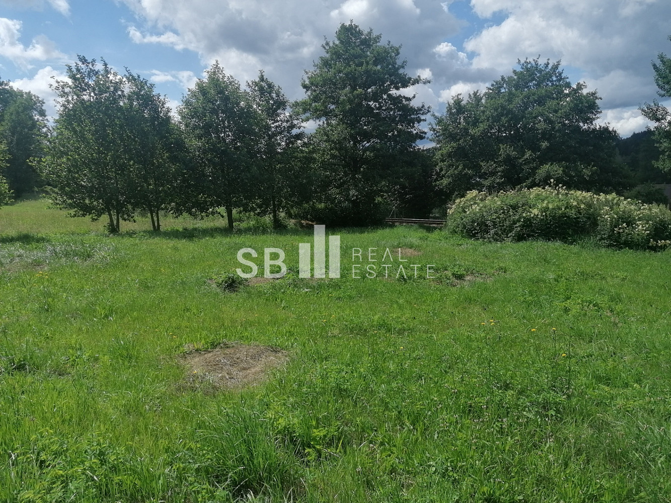 Prodej stavebního pozemku 1 405 m² – pohled 3