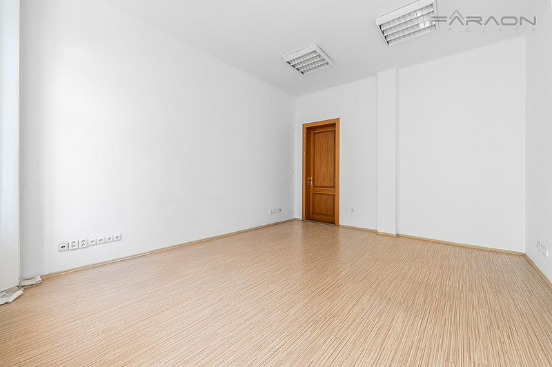 Pronájem kanceláře 100 m² – fotografie 4