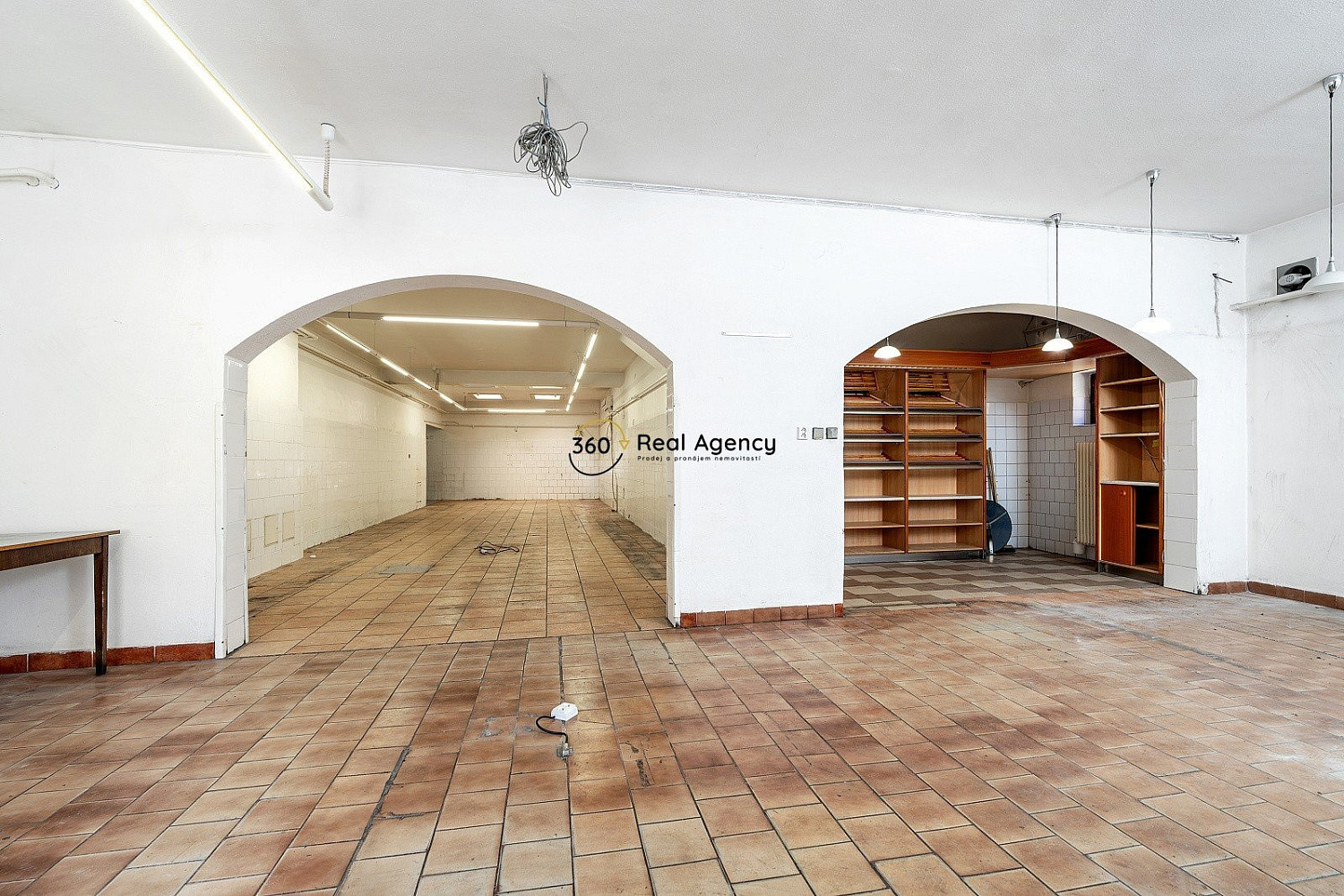 Prodej obchodních prostor 390 m² — photo 2