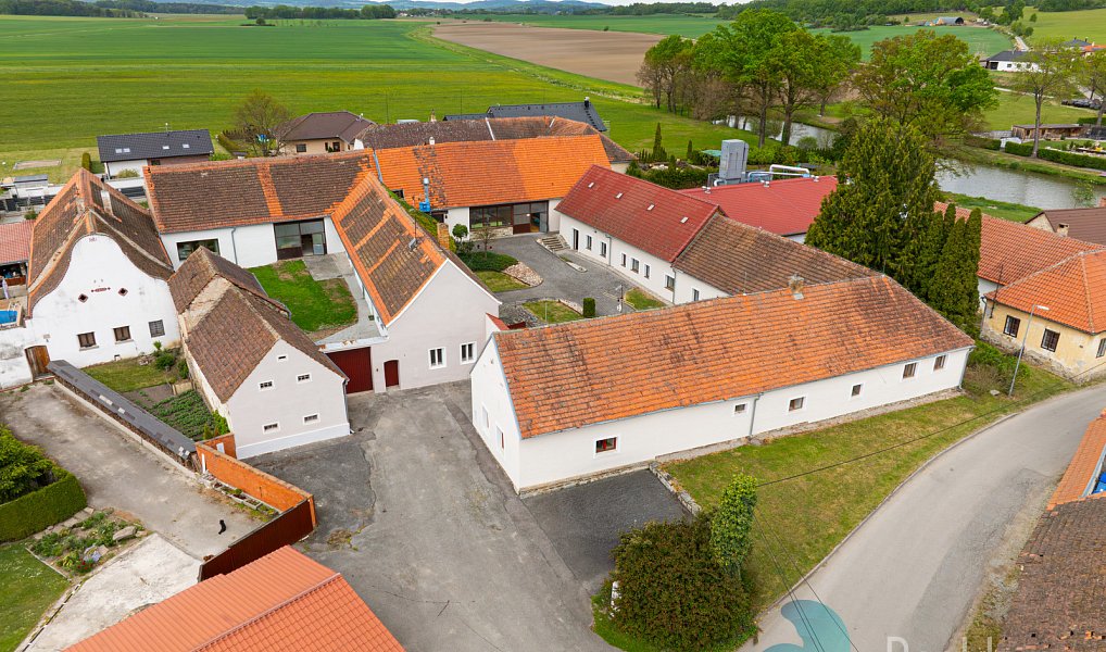 Prodej výrobních prostor 1 075 m², Babice – fotka 1 z 22