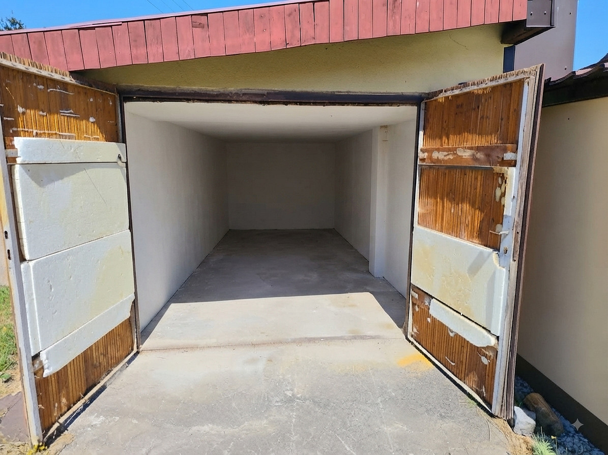 prodej cihlová garáž 40 m2 na vl. pozemku
