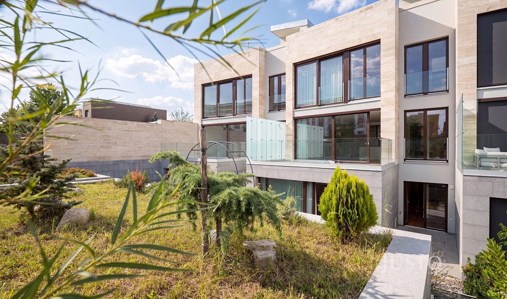 Prodej domu 279 m² s pozemkem 259 m², Praha – fotka 1 z 33