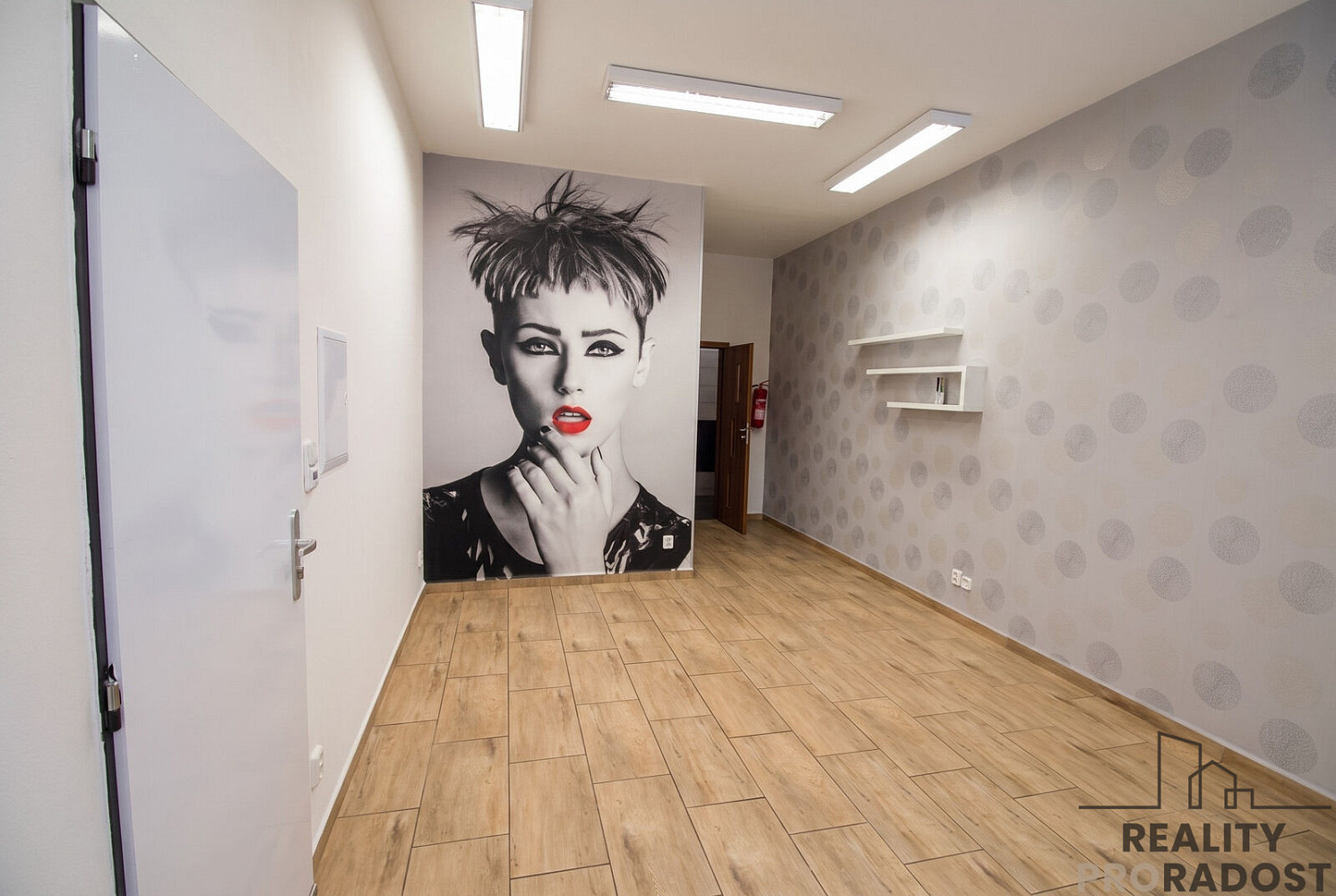 Pronájem obchodních prostor 34 m² – fotografie 2