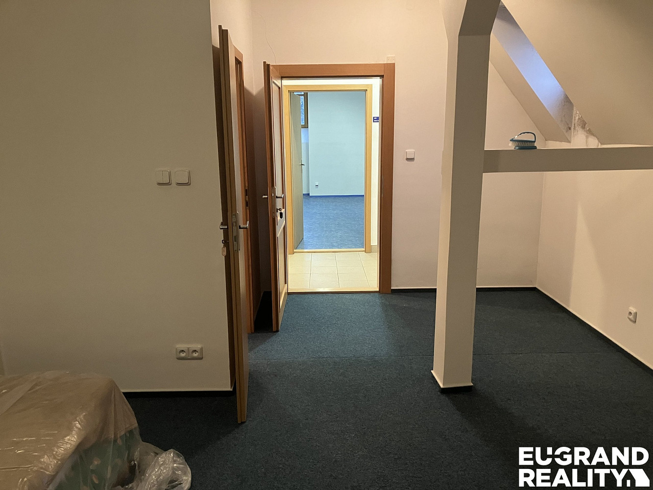 Pronájem kanceláře 151 m² – fotografie 3