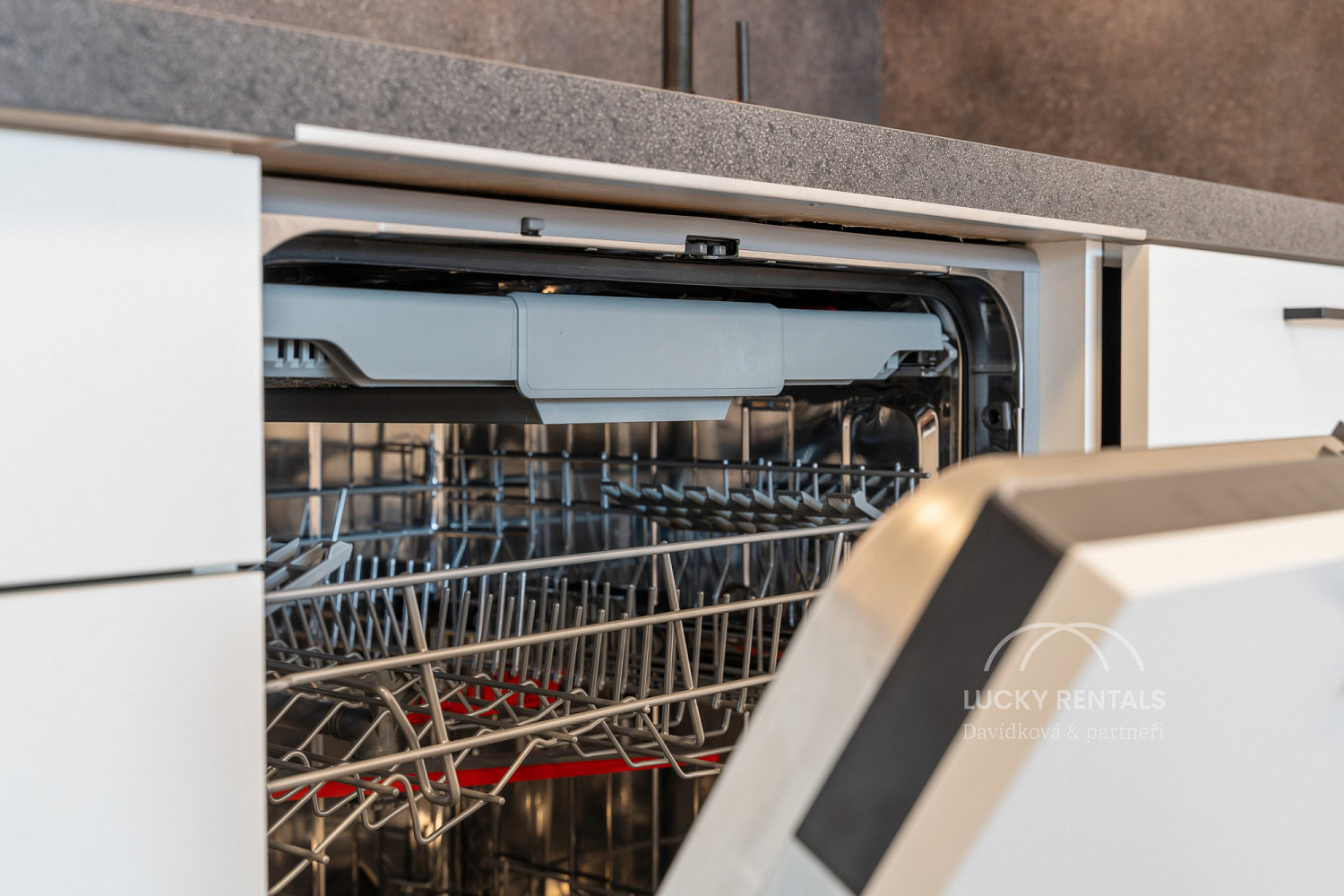 Pronájem bytu 1+kk 30 m² – fotografie 4