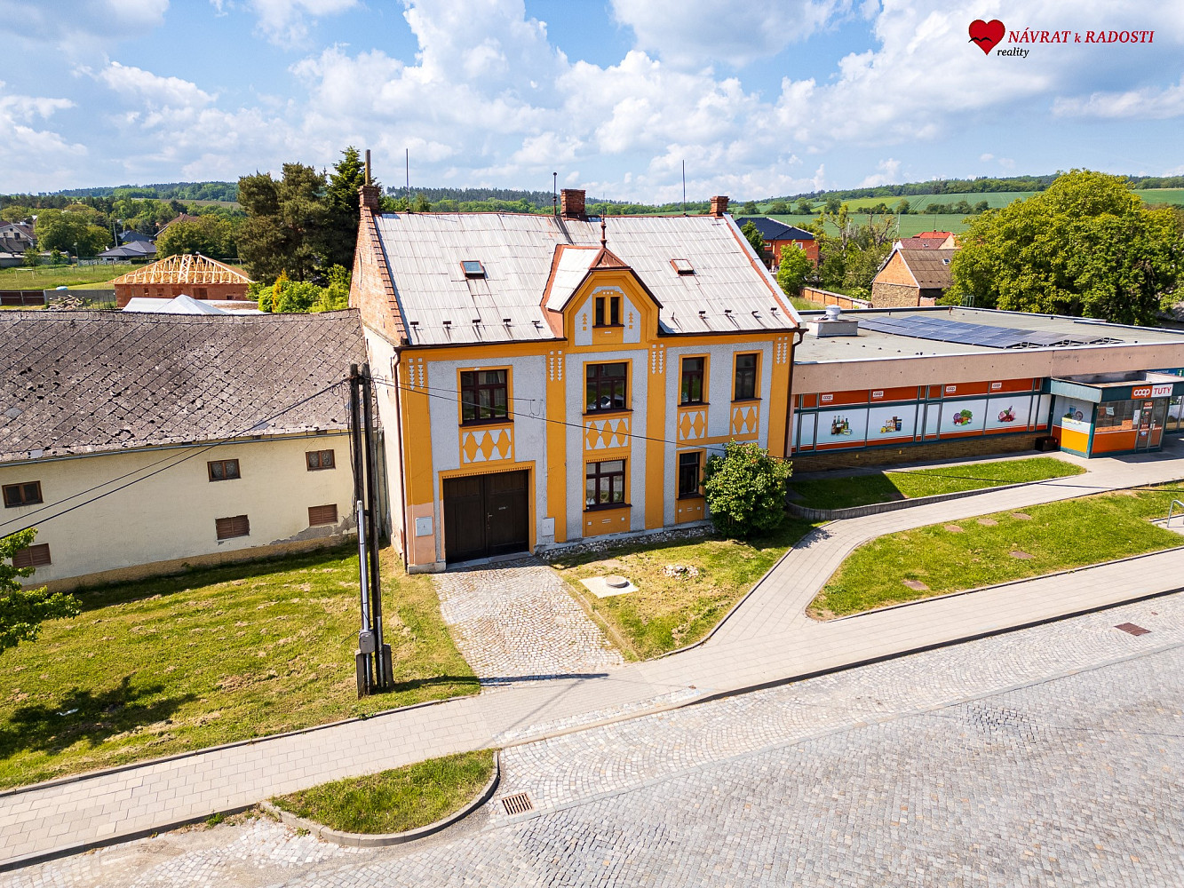 Prodej domu 373 m² s pozemkem 558 m² – pohled 2