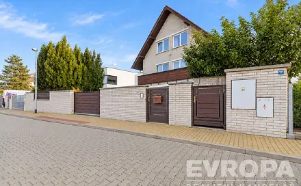 Prodej domu 342 m² s pozemkem 769 m², Armádní, Praha 6 - Suchdol