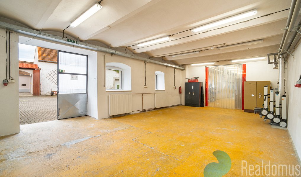 Prodej výrobních prostor 1 075 m², Babice – náhled fotky 12