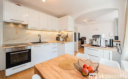 Prodej domu 260 m² s pozemkem 752 m², Nad teplárnou, Praha 4 - Komořany