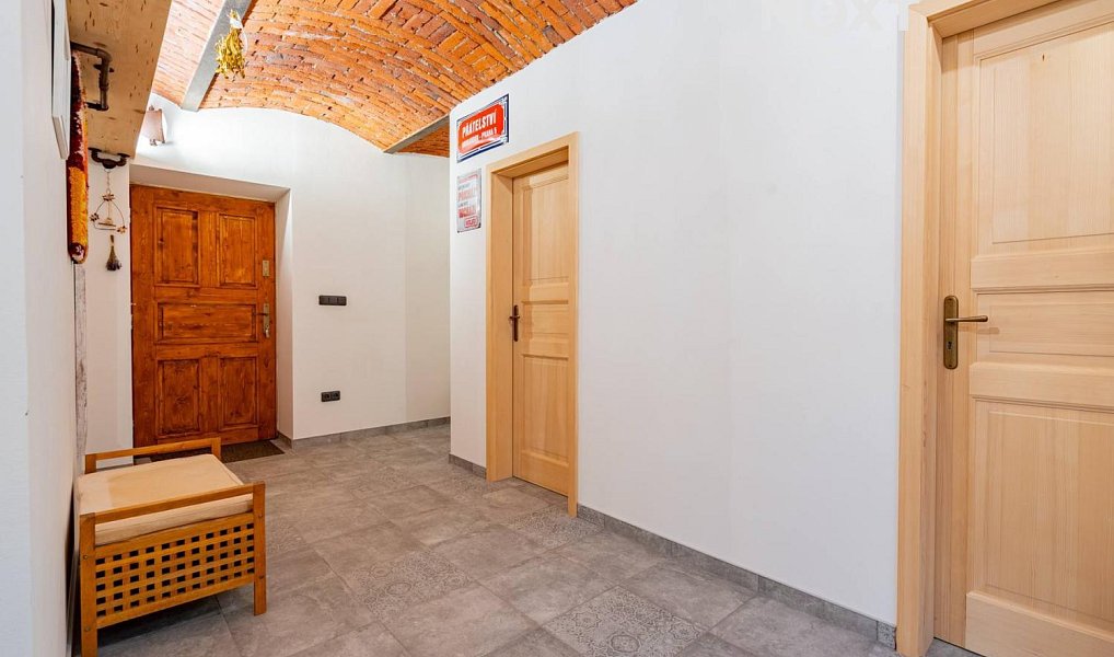 Prodej domu 560 m² s pozemkem 3 596 m², Chrášťany – náhled fotky 12